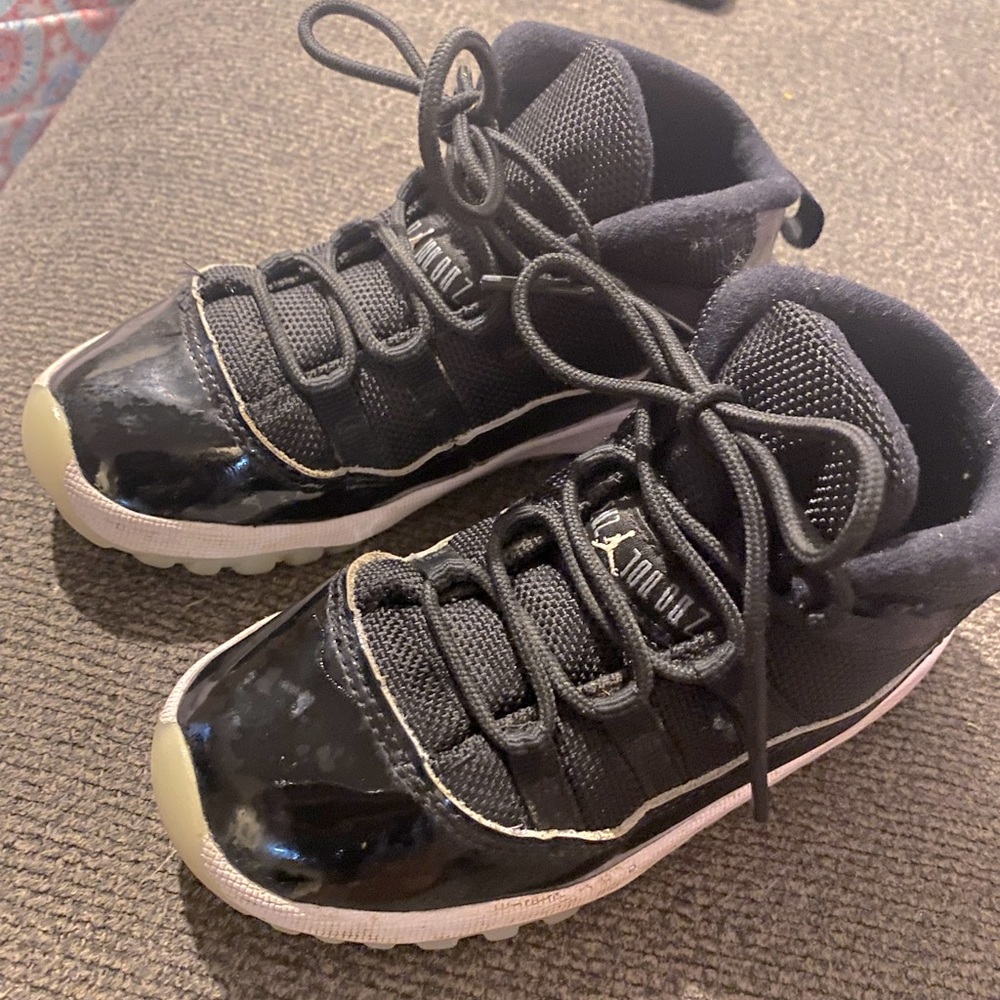 Jordan Retro 11 • Toddler 10 •